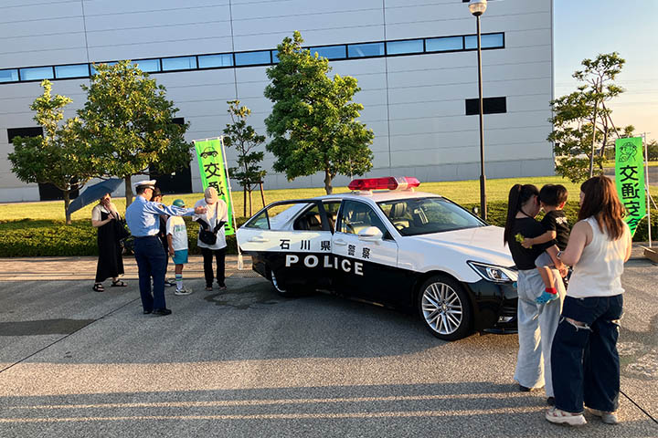 能美警察署協力の下、パトカーの展示や乗車体験コーナーが登場