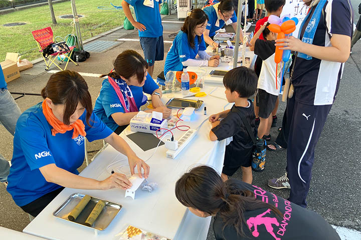 NGKサイエンスサイトのブースで、身近な科学に触れる子どもたち