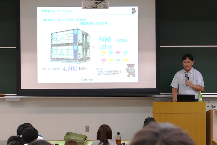 学生に講義をする社員