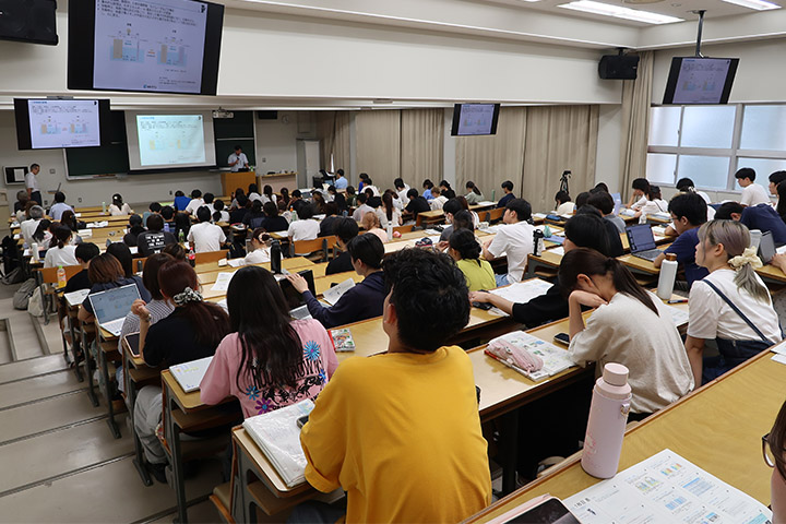 講義を聞く学生の様子