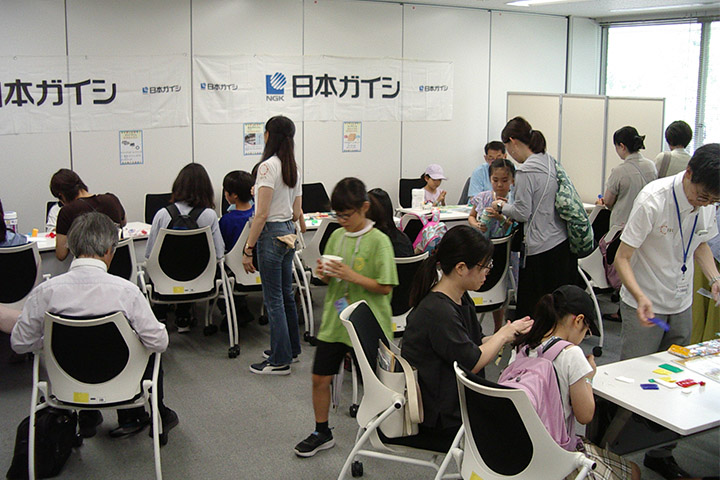 にぎわう現場の様子