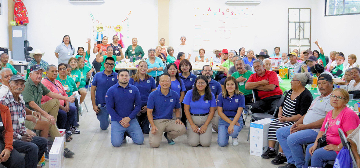 参加者と社員による集合写真