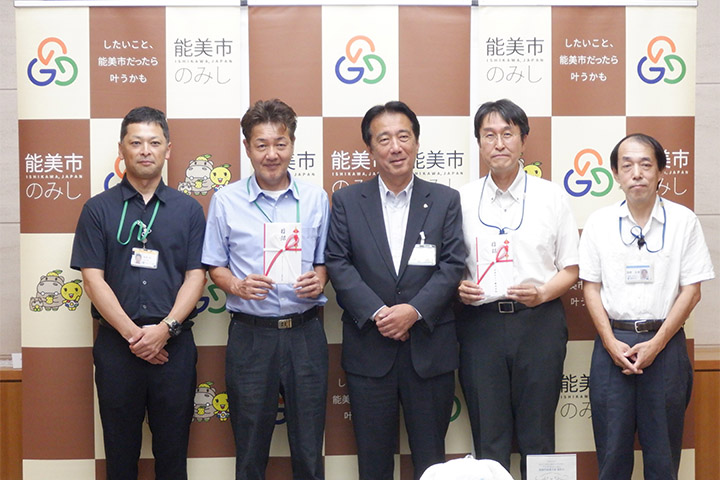 能美市の井出敏朗市長（中央）とNGK石川工場、NCDK石川工場の社員