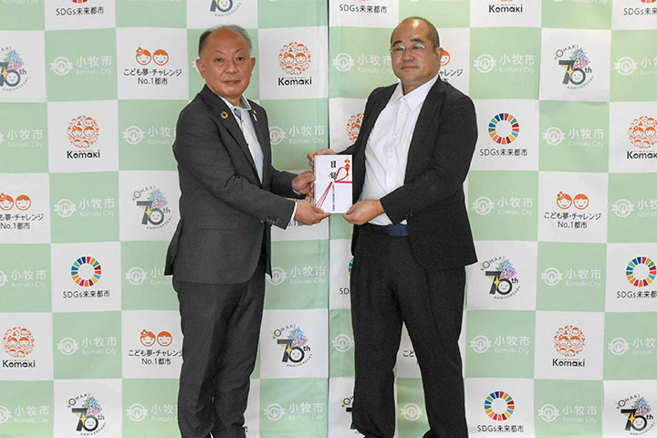 名古屋市の鬼頭秀一環境局長（左）とNGK社員