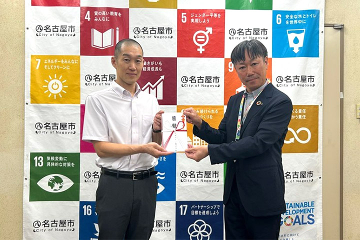 小牧市の笹原浩史副市長（右）とNGK社員