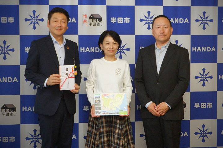 半田市の久世孝宏市長（左）とNGK社員