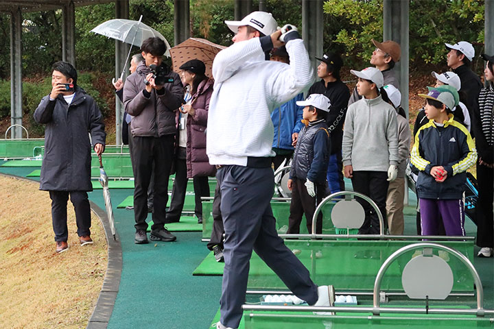 杉浦プロのスイングする様子