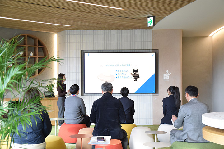 会社説明をする社員