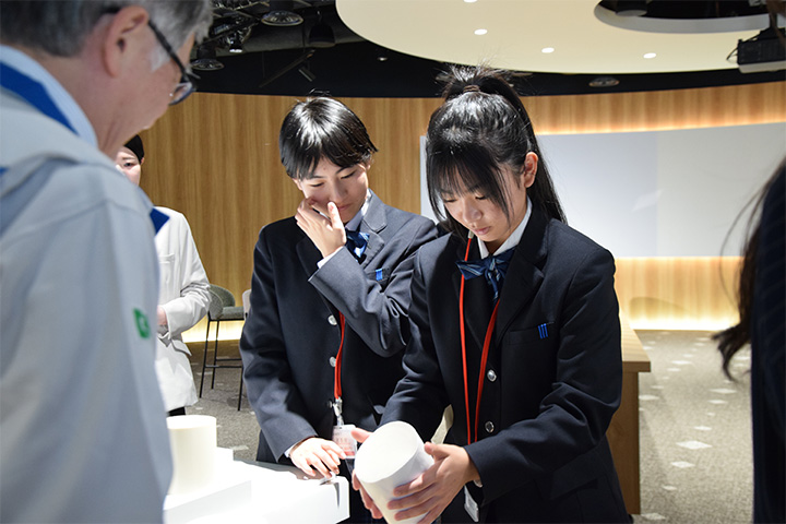 製品に触れる様子