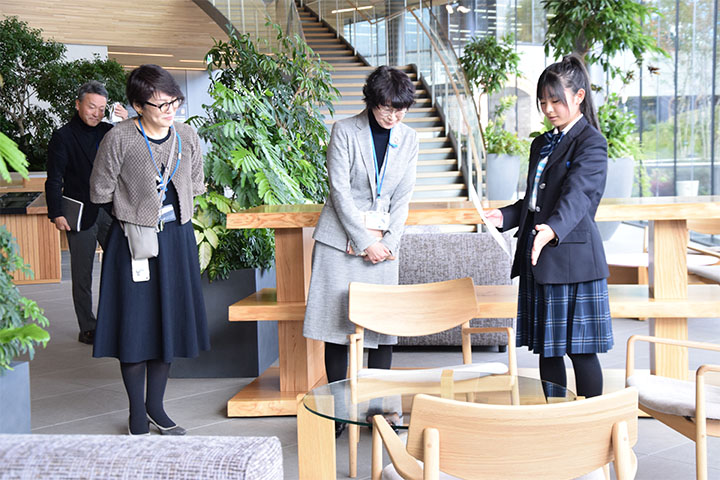 ガイド説明をする様子