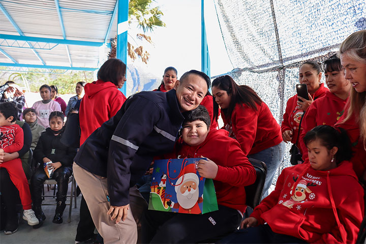 笑顔で交流する瀧淳也社長