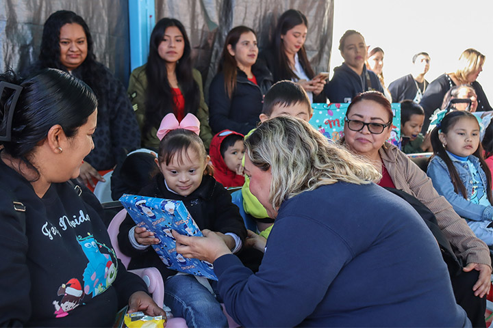 社員からプレゼントをもらう子どもたち①