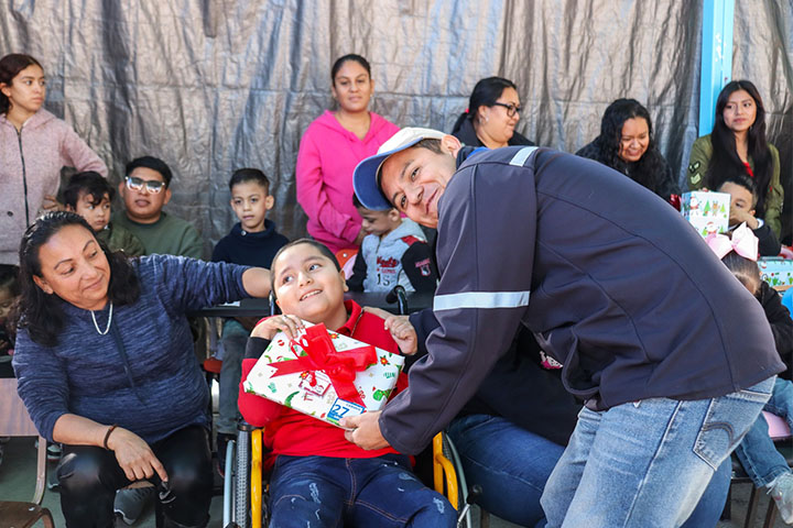 　社員からプレゼントをもらう子どもたち②