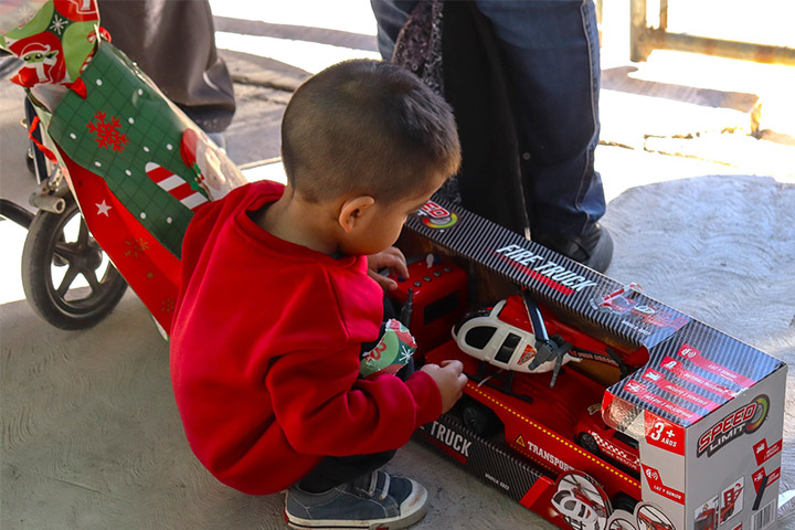 プレゼントを眺める様子