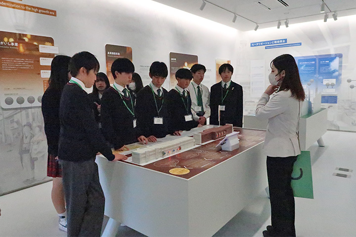 歴史について見学する様子