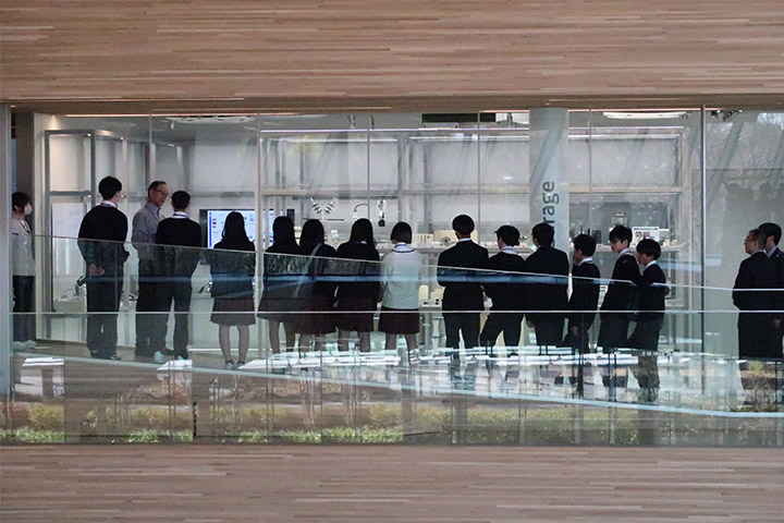 技術収蔵庫を見学する様子