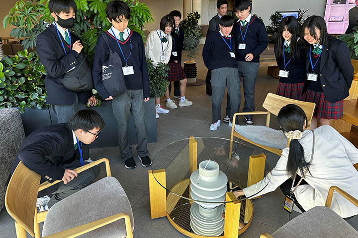 コンシェルジュの案内を聞く様子