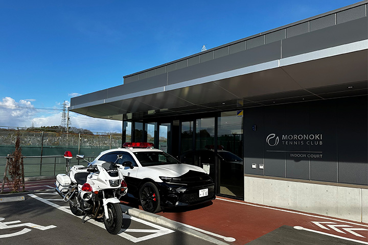 展示された白バイとパトカー