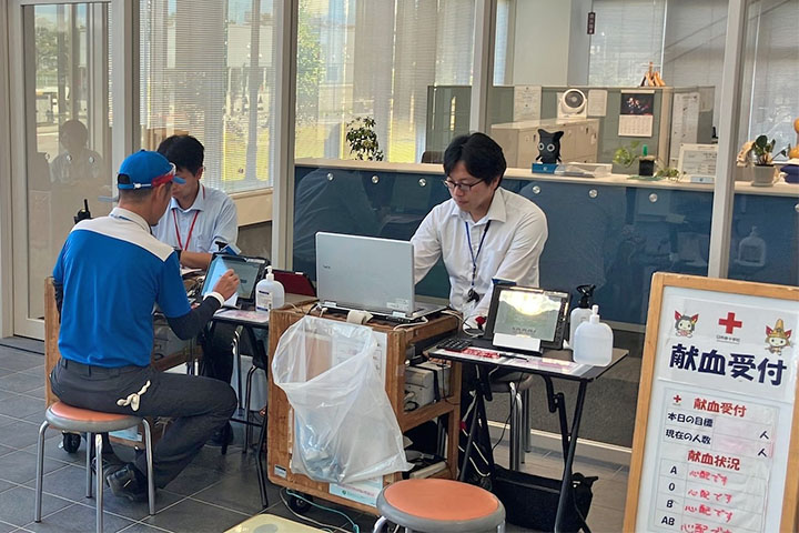 石川工場前に設けられた受付の様子