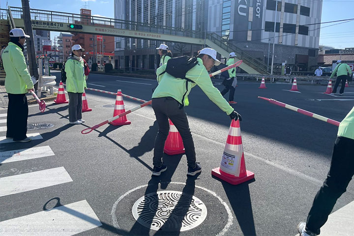 横断歩道の規制を行う社員