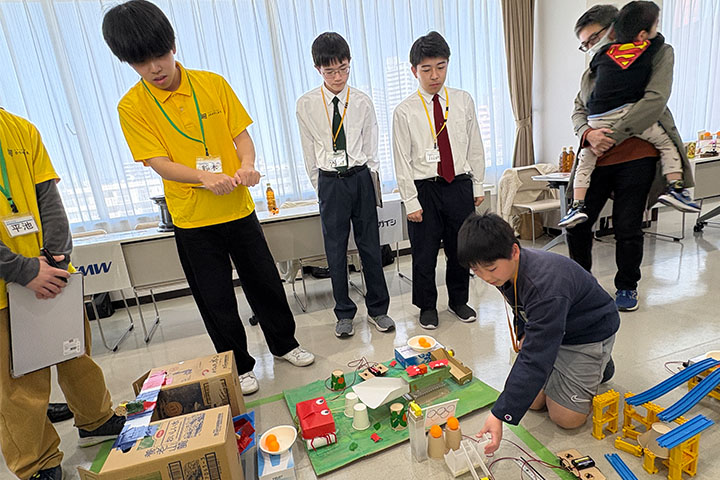 作品を披露する様子