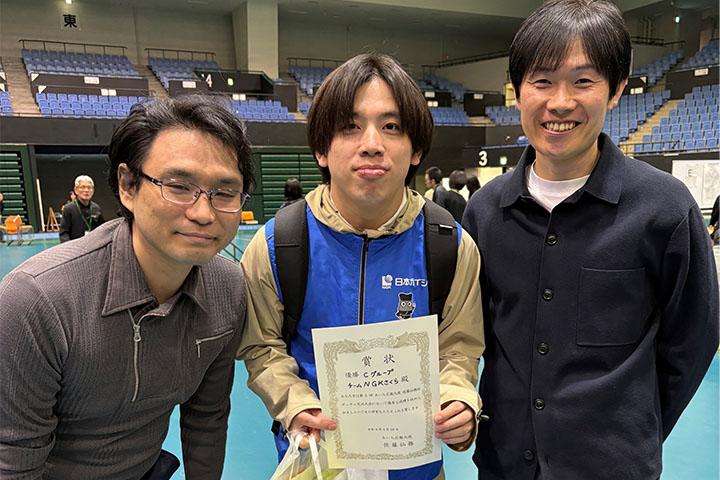 表彰状をもつ社員