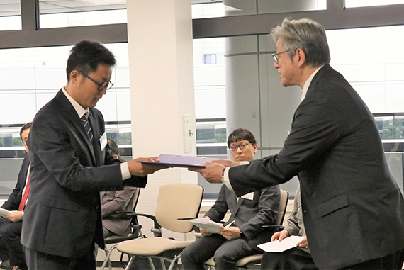 NGKスカラシップ認定証授与式の写真です。NGK留学生基金は、奨学金の支給や宿舎の提供といった支援を継続して行っています。