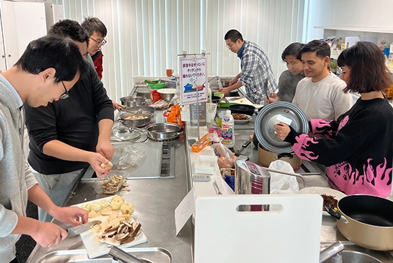 NGKインターナショナルハウスで開催された留学生を歓迎するバーベキューパーティーの写真です。各国の留学生たちが親睦を深めました。