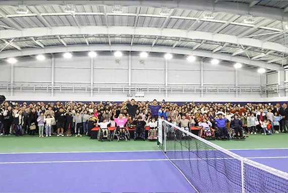 車いすテニスを支援している写真です。NGKは、障がい者支援や地域のスポーツ振興を目的として、車いすテニスを積極的に支援しています。