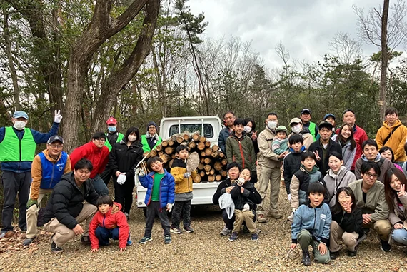 岐阜県瑞浪市日吉町に所有する「NGK　みんなの森みずなみ」で森林づくり活動を行なっている写真です。NGKは、豊かな自然環境の創出、地域の発展に寄与することを目的とし森林づくり活動を推進しています。