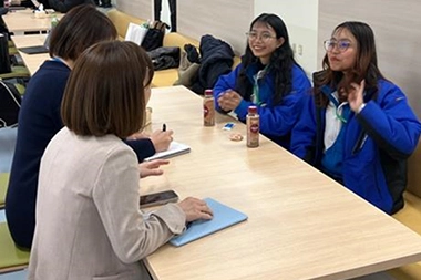 ステークホルダーエンゲージメントの一環として2024年度に実施した外国籍正規従業員および派遣労働者へのインタビューの写真です。